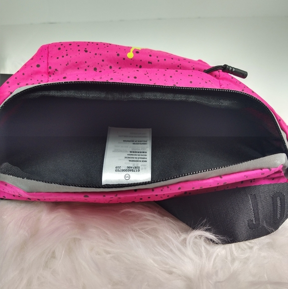 SOLD- Nike Poolside Cross Body Hip Pack - NWT - Picture 7 of 10